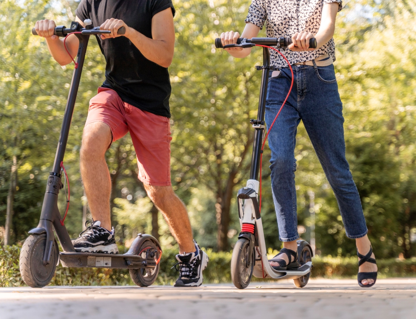 pareja joven equitacion scooters aire libre - Nueva medida para los patines eléctricos