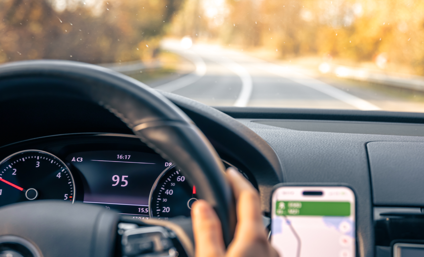 steering wheel car close up high speed driving road 1 - La verdad del velocímetro