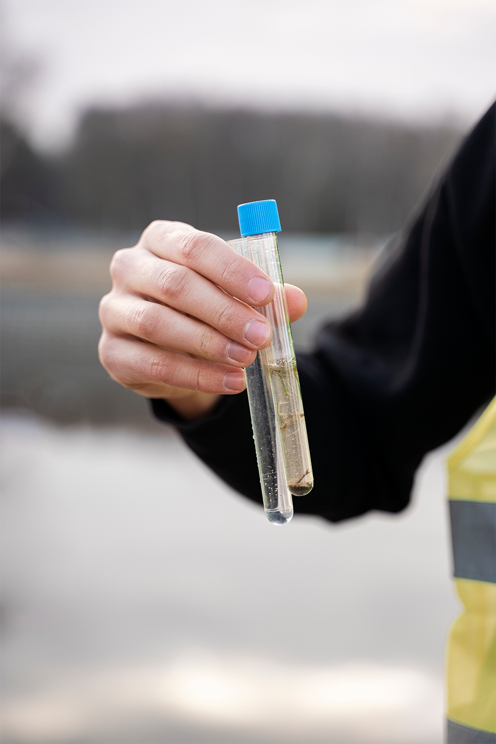 mano sosteniendo muestras de agua del rio - ¿Por qué la Guardia Civil vigila el uso del gasóleo B 'Carburante Rojo'?