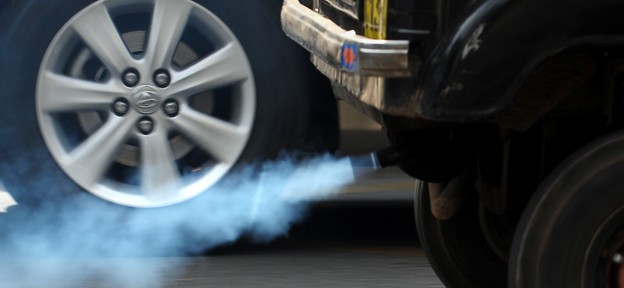 Fumaca azulada saindo do escapamento - ¿Qué significa el color del humo que sale del escape de tu coche?