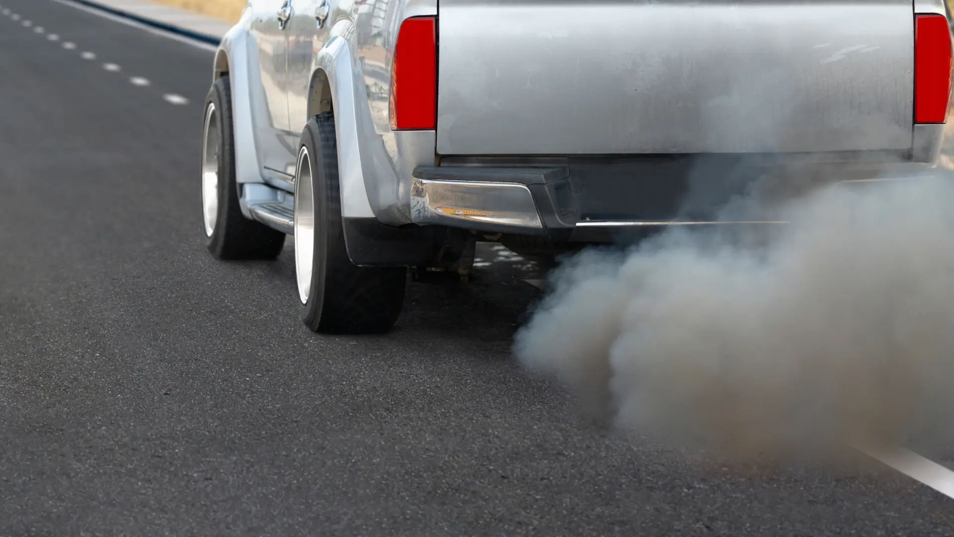 humo negro saliendo del tubo de escape de un vehiculo - ¿Qué significa el color del humo que sale del escape de tu coche?