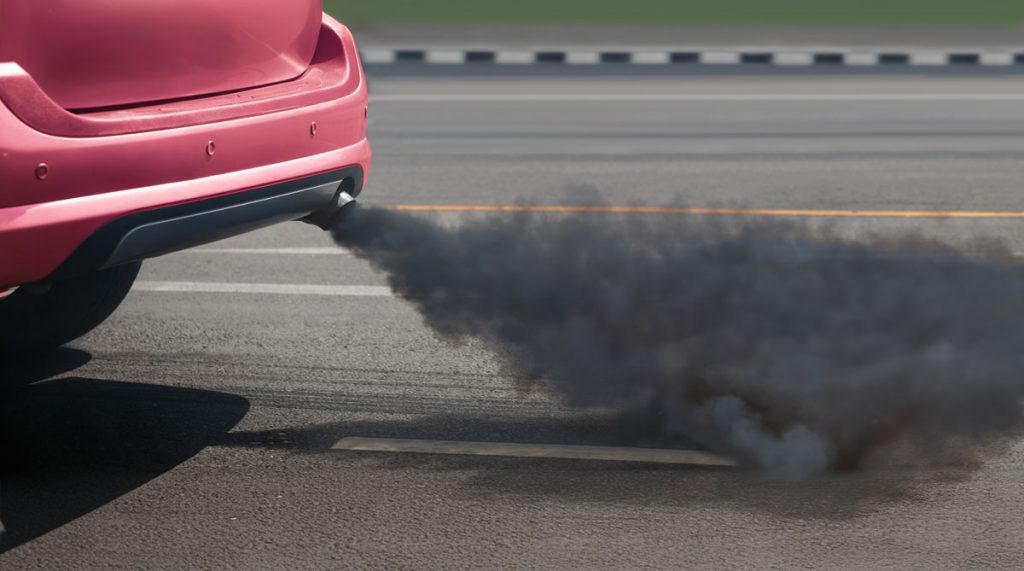 shutterstock 2481306921 1024x571 1 - ¿Qué significa el color del humo que sale del escape de tu coche?