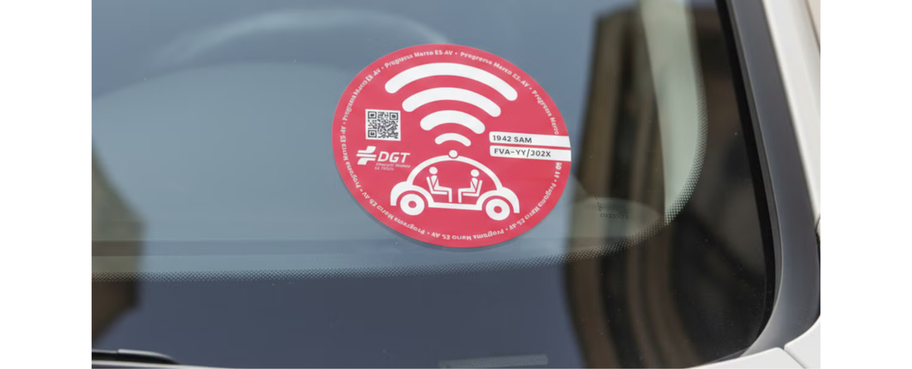 Etiqueta roja de la DGT: qué significa y qué vehículos la llevan