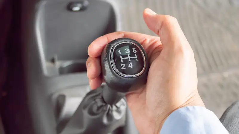 cambio de marcha 1 - El gran enga&ntilde;o del chivato de las marchas: por qu&eacute; tu coche te est&aacute; mintiendo a la cara